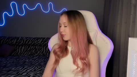 Snapshot of neyrmina chatting on February 20, 2:46 pm Mina online show from February 20, 2:46 pm