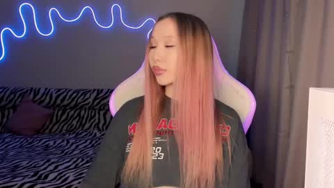 Snapshot of neyrmina chatting on February 22, 1:57 pm Mina online show from February 22, 1:57 pm