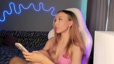 Snapshot of neyrmina chatting on February 28, 10:09 am Mina online show from February 28, 10:09 am