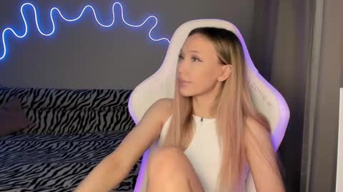 Snapshot of neyrmina chatting on March 7, 3:18 pm Mina online show from March 7, 3:18 pm