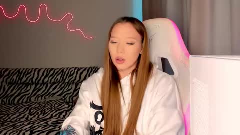 Snapshot of neyrmina chatting on September 10, 1:33 pm Mina online show from September 10, 1:33 pm