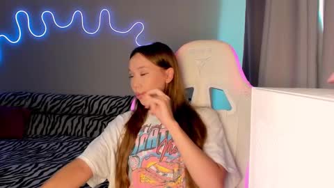 Snapshot of neyrmina chatting on September 20, 10:16 am Mina online show from September 20, 10:16 am