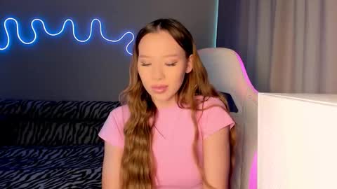 Snapshot of neyrmina chatting on September 24, 10:29 am Mina online show from September 24, 10:29 am