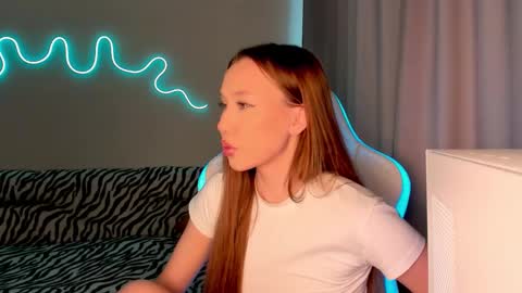 Snapshot of neyrmina chatting on October 1, 11:27 am Mina online show from October 1, 11:27 am