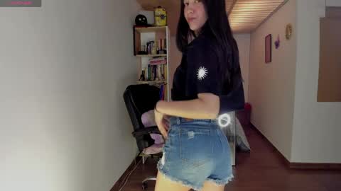 Nia online show from April 7, 7:14 pm