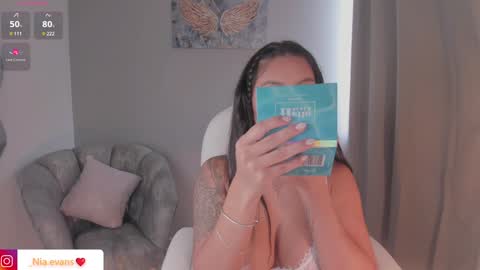 Snapshot of niaevans_x chatting on January 5, 8:00 pm Nia online show from January 5, 8:00 pm