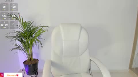 Snapshot of niaevans_x chatting on March 3, 1:09 pm Nia online show from March 3, 1:09 pm