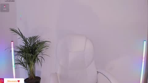 Snapshot of niaevans_x chatting on March 4, 12:55 pm Nia online show from March 4, 12:55 pm