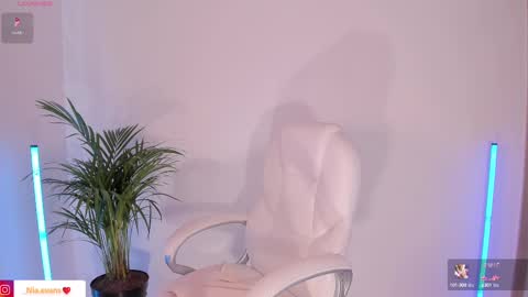 Snapshot of niaevans_x chatting on March 7, 4:55 pm Nia online show from March 7, 4:55 pm