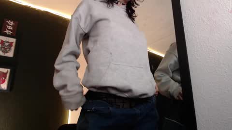 Snapshot of niakat_ chatting on December 3, 3:52 am niakat online show from December 3, 3:52 am