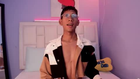 Snapshot of nick_collins20 chatting on February 14, 8:05 pm Nick online show from February 14, 8:05 pm