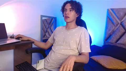 Nickolas Muoz online show from February 26, 3:52 pm