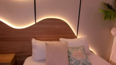 Snapshot of nicky_peyton chatting on December 20, 3:02 am Nicky online show from December 20, 3:02 am