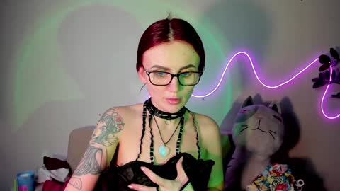 Snapshot of nicky_weekends chatting on December 10, 3:20 am Nicky Weekends online show from December 10, 3:20 am