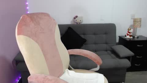 Snapshot of nicol_storm chatting on December 4, 10:51 pm nicole Storm online show from December 4, 10:51 pm