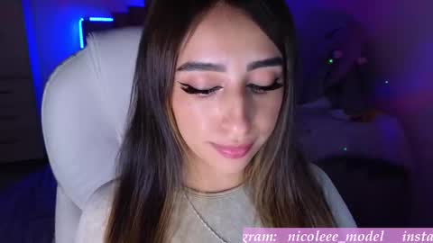 Snapshot of nicole_edwards chatting on November 18, 12:38 am Nicole online show from November 18, 12:38 am