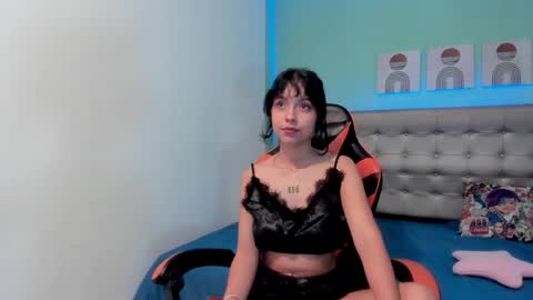 Snapshot of nicole_evan chatting on December 3, 8:50 pm Nicol online show from December 3, 8:50 pm