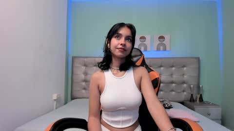Snapshot of nicole_evan chatting on December 18, 8:25 pm Nicol online show from December 18, 8:25 pm