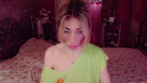 Snapshot of nicole_g0ld_ chatting on May 30, 10:29 pm Nicole online show from May 30, 10:29 pm