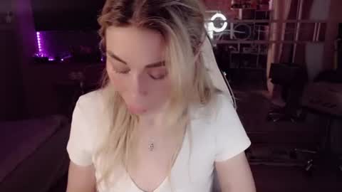 Snapshot of nicole_g0ld_ chatting on June 11, 6:33 am Nicole online show from June 11, 6:33 am
