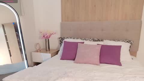 Snapshot of nicole_whitee chatting on December 20, 2:29 am N A T A L I A online show from December 20, 2:29 am