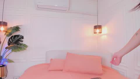 Snapshot of nicole_whitee chatting on February 17, 8:04 pm N A T A L I A online show from February 17, 8:04 pm