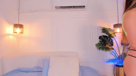 Snapshot of nicole_whitee chatting on February 27, 8:09 pm N A T A L I A online show from February 27, 8:09 pm