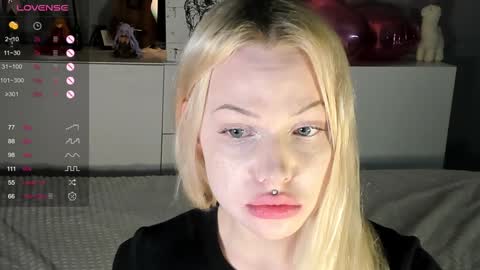 Snapshot of nicole_yo chatting on February 2, 1:23 am Mary online show from February 2, 1:23 am