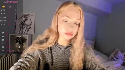 Snapshot of nicole_yo chatting on February 12, 11:30 pm Mary online show from February 12, 11:30 pm