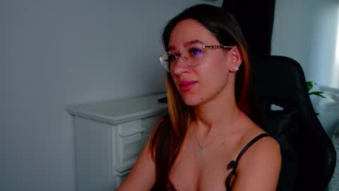 Snapshot of nicoleirisxxx chatting on February 5, 6:40 am nicoleirisxxx online show from February 5, 6:40 am