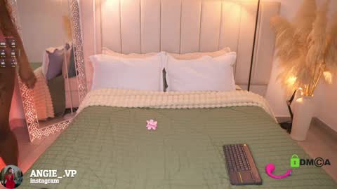 nicoleth18 online show from April 10, 11:37 am