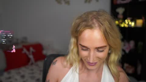 Snapshot of nicolette__shea_ chatting on December 19, 5:18 pm nicolette__shea_ online show from December 19, 5:18 pm