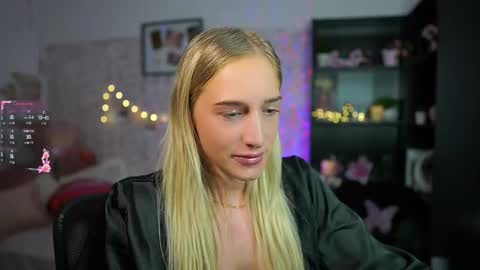 Snapshot of nicolette__shea_ chatting on February 14, 9:03 am nicolette__shea_ online show from February 14, 9:03 am