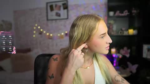 Snapshot of nicolette__shea_ chatting on March 6, 2:51 pm nicolette__shea_ online show from March 6, 2:51 pm