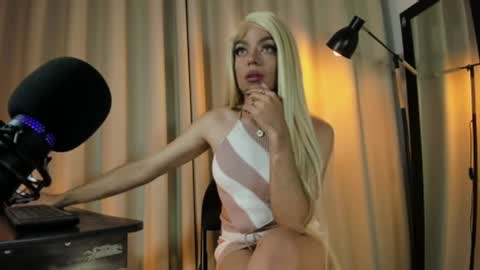 Snapshot of nicolette_tay chatting on February 5, 7:39 am Nicol online show from February 5, 7:39 am