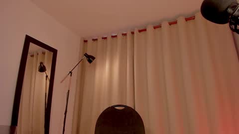 Snapshot of nicolette_tay chatting on February 19, 6:43 pm Nicol online show from February 19, 6:43 pm