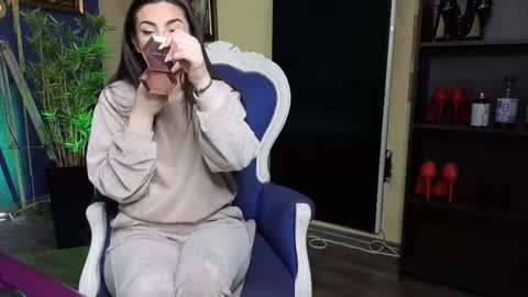 Nicolle online show from February 18, 6:37 am