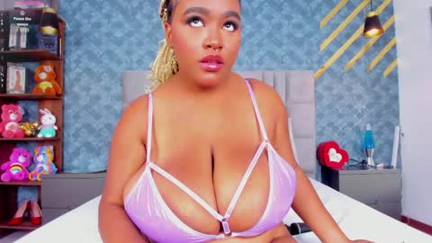 NiiaMoore online show from April 6, 7:26 pm