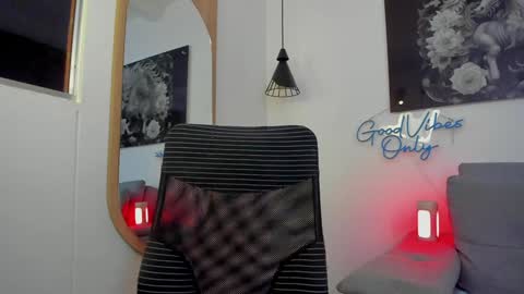 Niick online show from December 6, 1:07 am