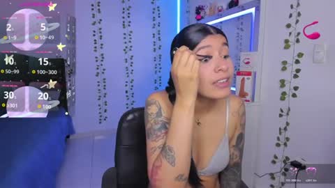 Snapshot of nikibryce_ chatting on July 11, 2:25 am Niki online show from July 11, 2:25 am