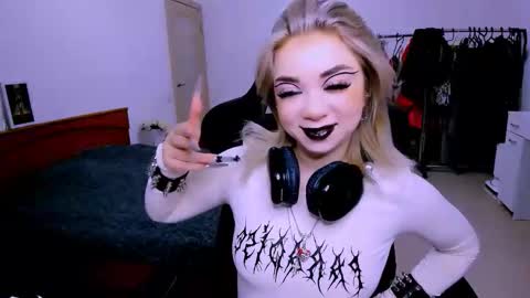 nikigoddesss online show from April 7, 4:13 am