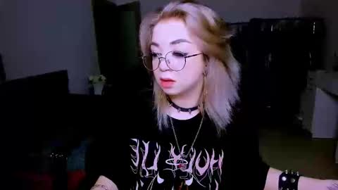 nikigoddesss online show from April 13, 6:19 am