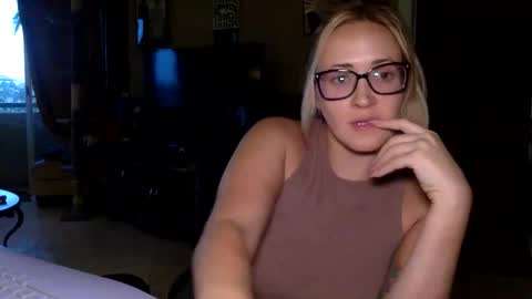 Snapshot of nikki_cums chatting on November 14, 12:42 am NikkiCums online show from November 14, 12:42 am