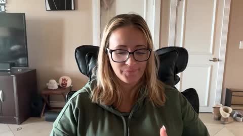 Snapshot of nikki_cums chatting on December 2, 6:36 pm NikkiCums online show from December 2, 6:36 pm