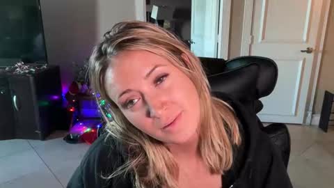 Snapshot of nikki_cums chatting on December 18, 12:06 am NikkiCums online show from December 18, 12:06 am