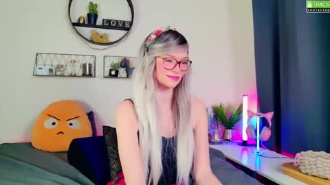 Snapshot of nikki_goldberg chatting on January 11, 7:39 am Kitty Chatte online show from January 11, 7:39 am