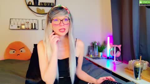 Snapshot of nikki_goldberg chatting on February 1, 8:29 am Kitty Chatte online show from February 1, 8:29 am