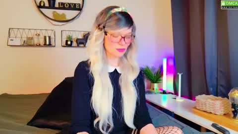 Snapshot of nikki_goldberg chatting on February 19, 8:41 pm Kitty Chatte online show from February 19, 8:41 pm