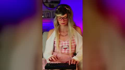 Snapshot of nikki_goldberg chatting on June 8, 7:14 pm Kitty Chatte online show from June 8, 7:14 pm