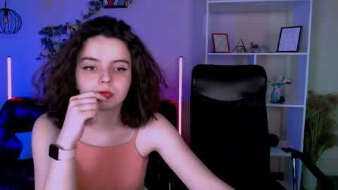Snapshot of nikki_kiss_ chatting on June 1, 8:27 am nikki_kiss_ online show from June 1, 8:27 am